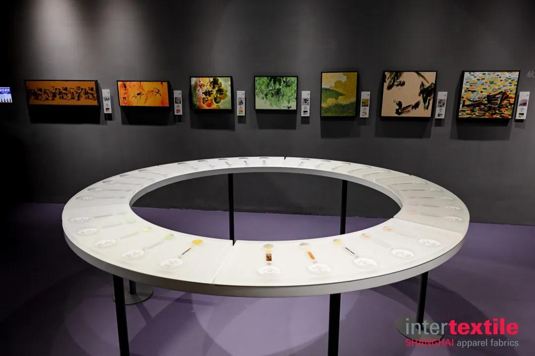 现场聚焦 | 2025中国传统色专题文化艺术展“橙黄橘绿时”推出主题色组【本草三十色】